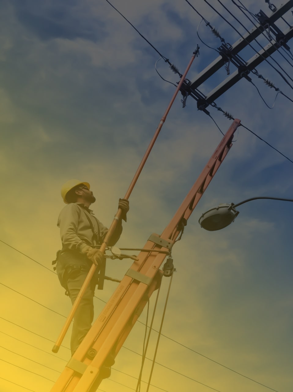 Eletricista abrindo chave